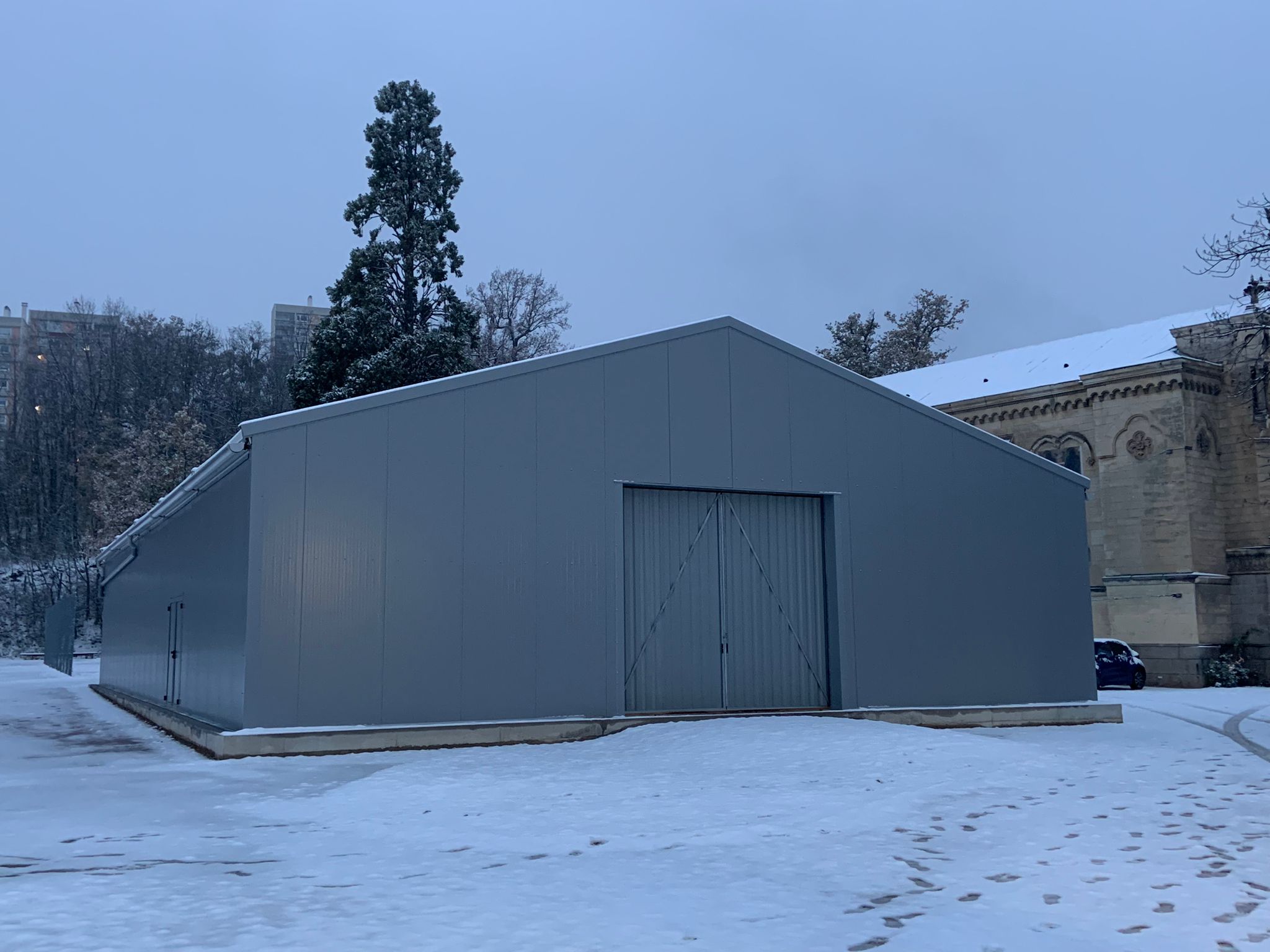 bâtiment modulaire dans la neige