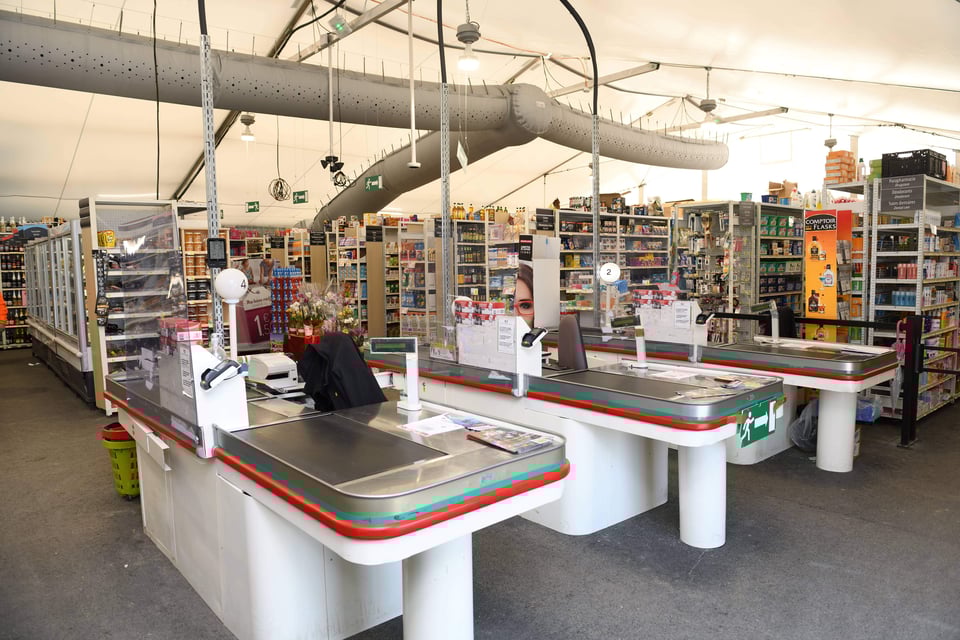 caisses et rayons de supermarché