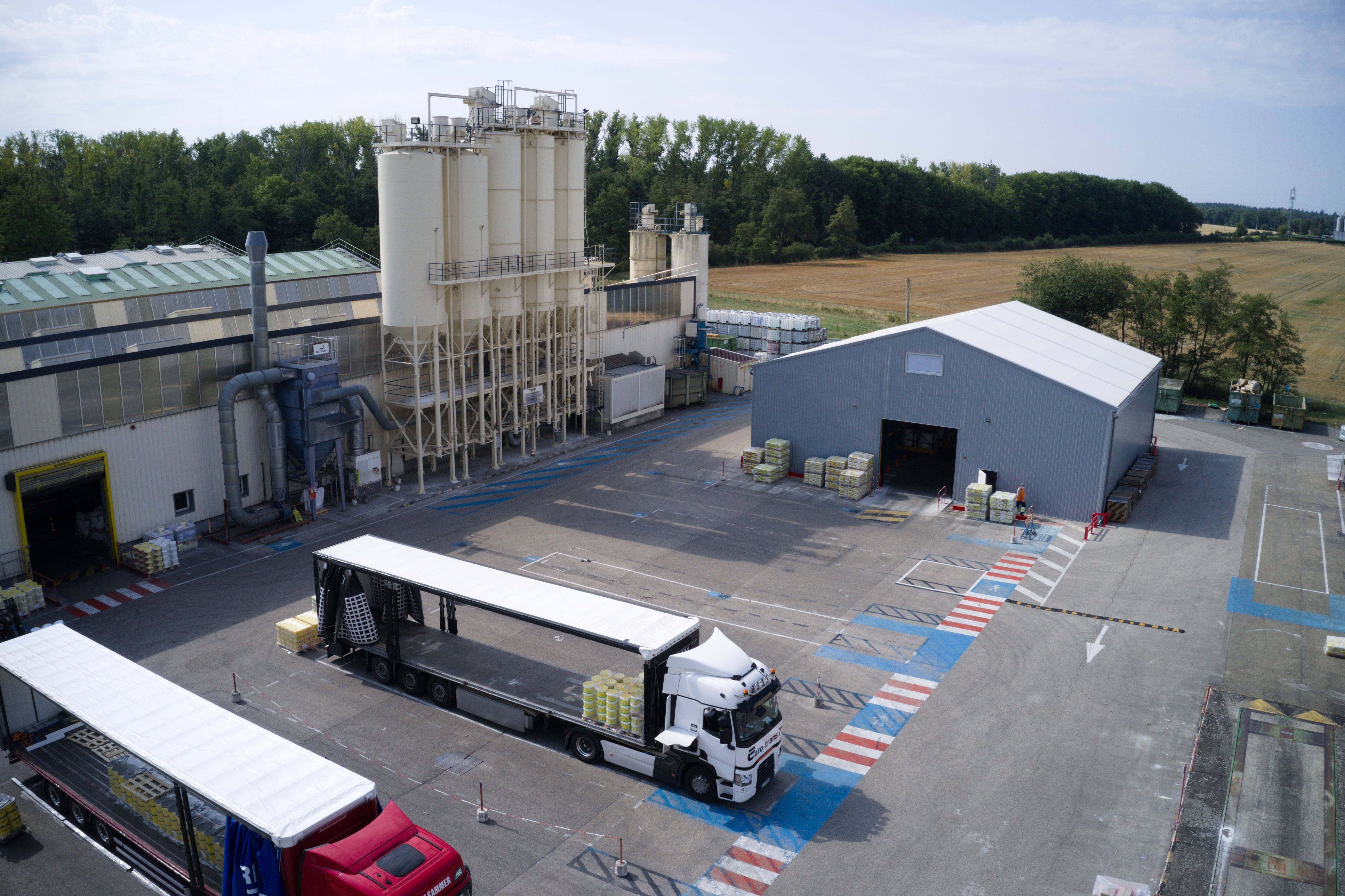 bâtiment démontable industriel dans une usine