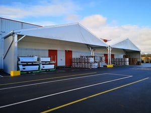 Un bâtiment modulaire démontable comme entrepôt de stockage temporaire