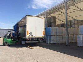 Oxena-dechargement-bidons-auvent-stockage-Locabri