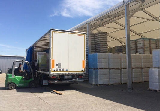 Oxena-dechargement-bidons-auvent-stockage-Locabri